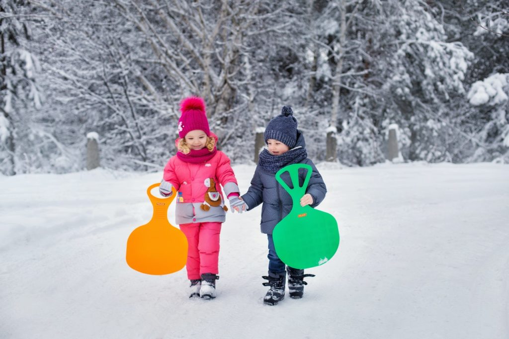 CHILDREN SLEDGING 